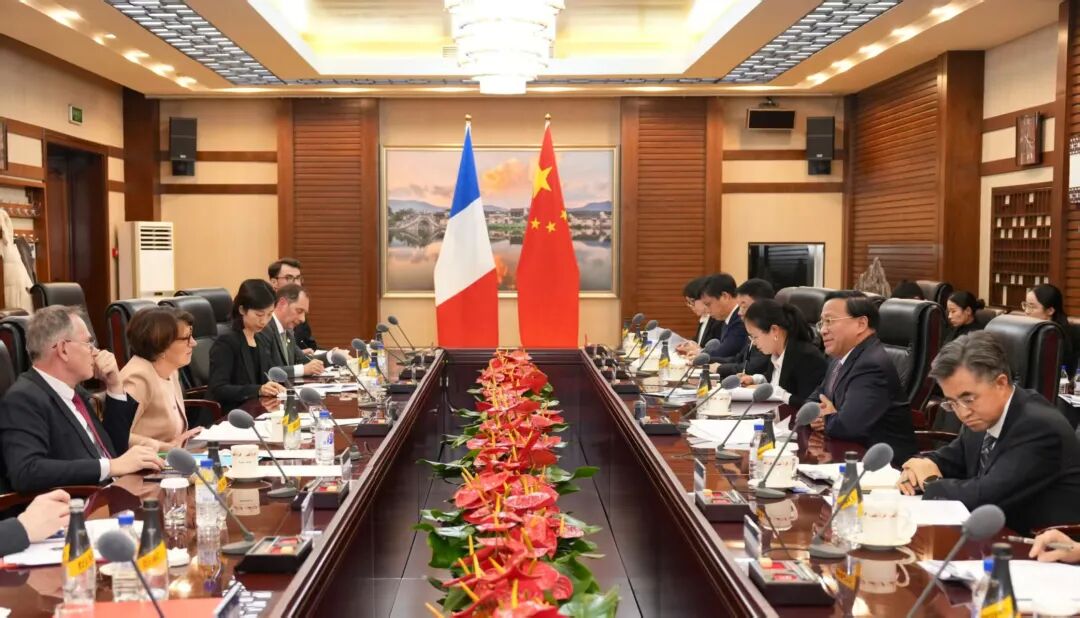 韩俊会见法国农业、农食和粮食主权部部长安妮·热纳瓦尔