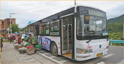坐上惠农公交专线去卖菜