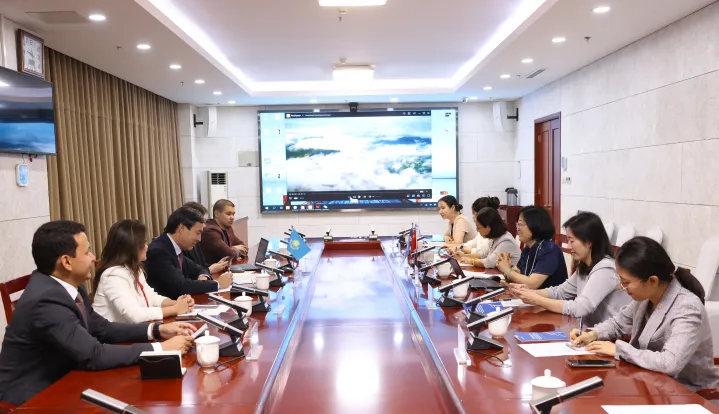 中国国际减贫中心李昕副主任与哈萨克斯坦“阿玛纳特”党代表团座谈