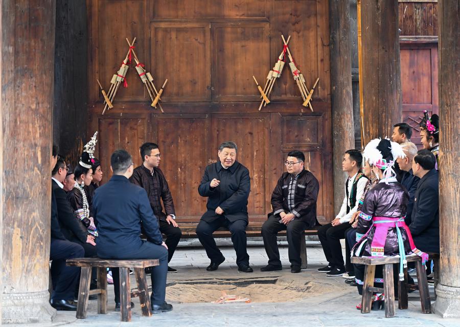 Xi Story: A chat on the village bench