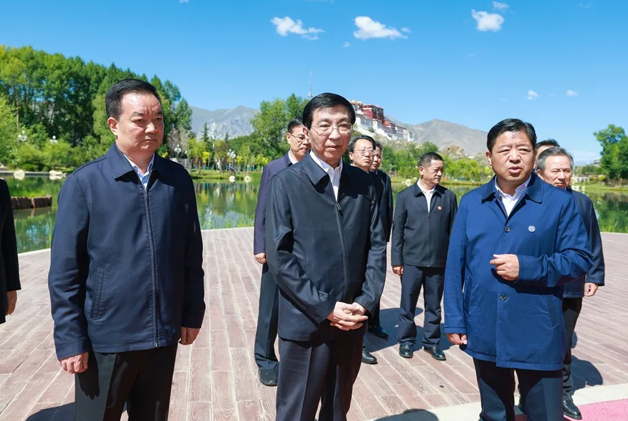 王沪宁在西藏调研时强调 全面贯彻新时代党的治藏方略 奋力推进“十五五”时期西藏现代化建设